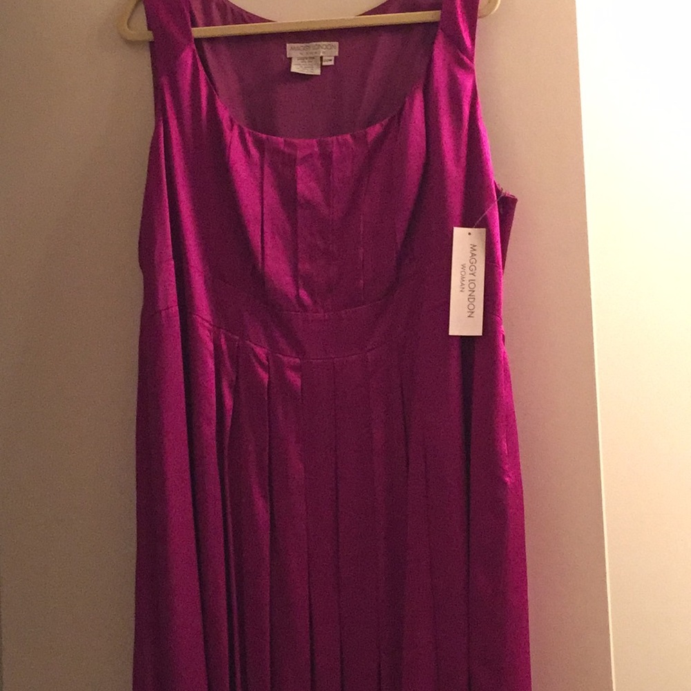 Gorgeous Maggy London Woman silk scoop neck dress